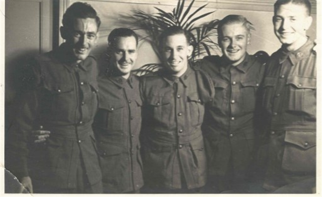 99_Sam ROBERTS, Jack JARRETT and mates, portrait shot